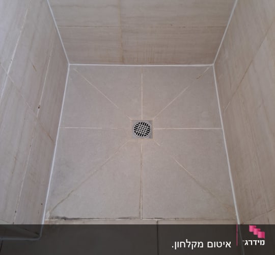 רצפת מקלחת עם ניקוז עגול במרכז